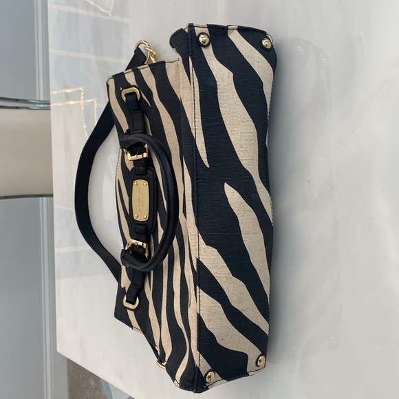 NWT Michael Kors Hamilton zebra large tote. - Picture 4 of 16